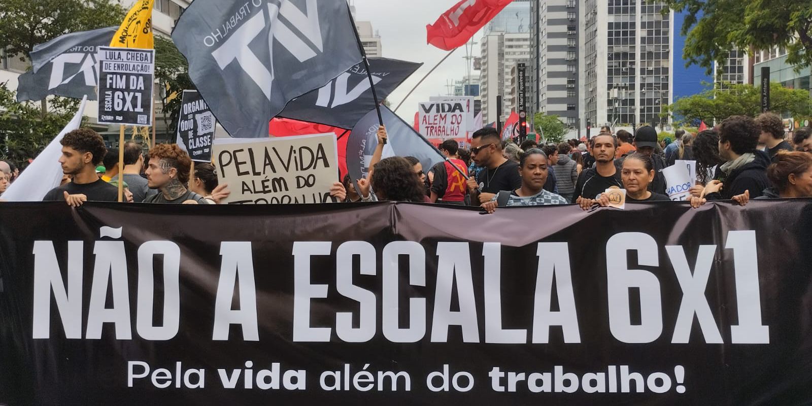 No momento, você está visualizando Manifestantes vão às ruas pelo fim da escala de trabalho 6×1