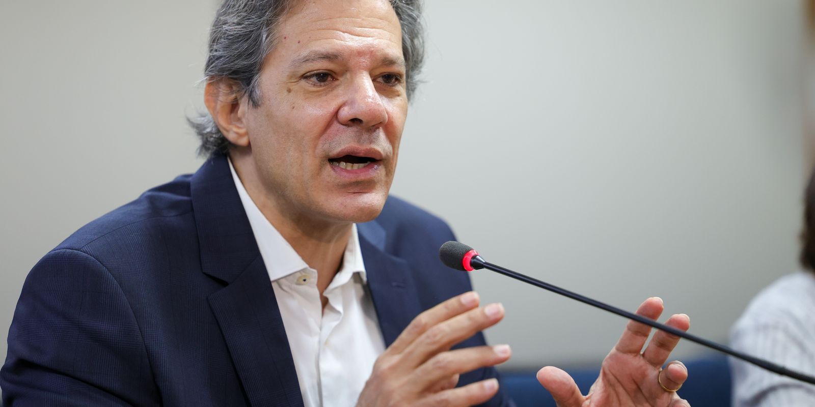 No momento, você está visualizando Haddad diz que BC precisa buscar nível de equilíbrio do dólar