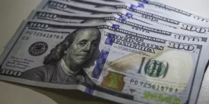 Leia mais sobre o artigo Dólar cai para R$ 5,72 e atinge menor nível em quase três semanas