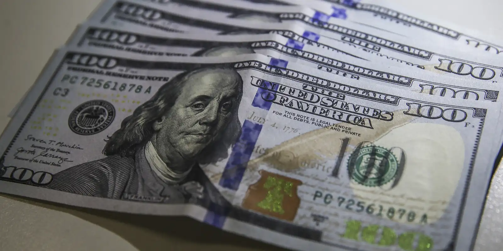 No momento, você está visualizando Dólar cai para R$ 5,72 e atinge menor nível em quase três semanas