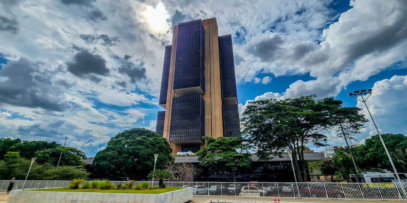 No momento, você está visualizando Copom eleva juros básicos da economia para 14,75% ao ano