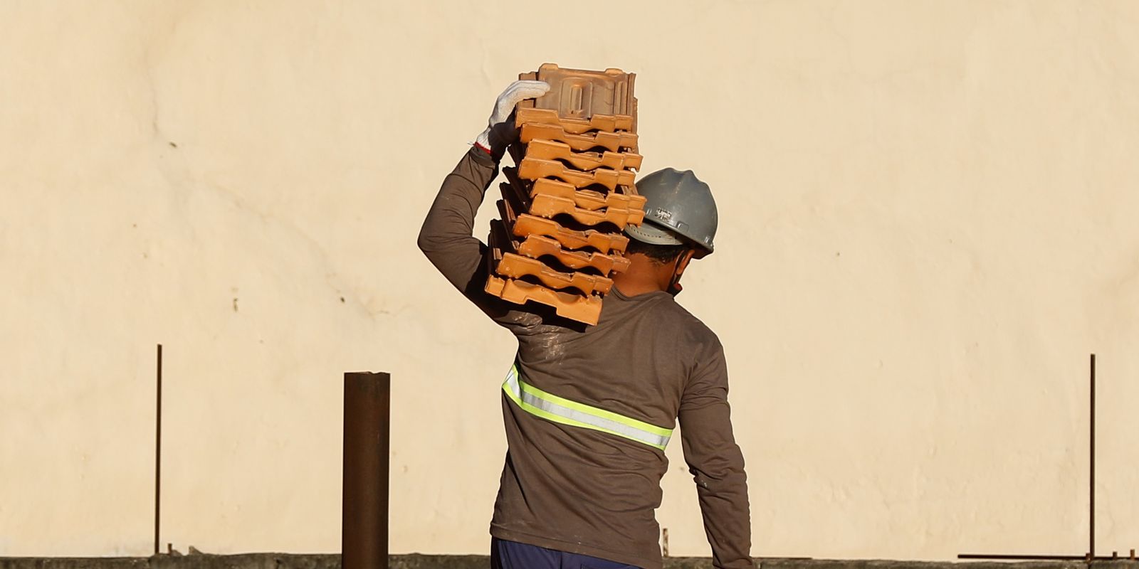 No momento, você está visualizando Salário na construção recua 22% em dez anos, diz IBGE