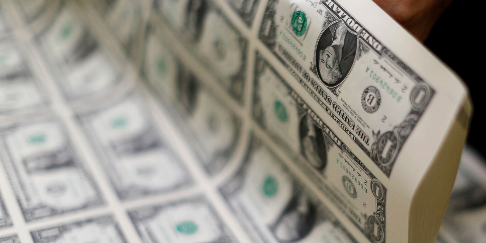 No momento, você está visualizando Dólar fecha acima de R$ 5,60 por primeira vez em quase dois meses