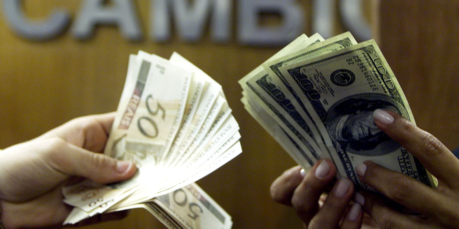 No momento, você está visualizando Dólar segue mercado internacional e sobe para R$ 5,43