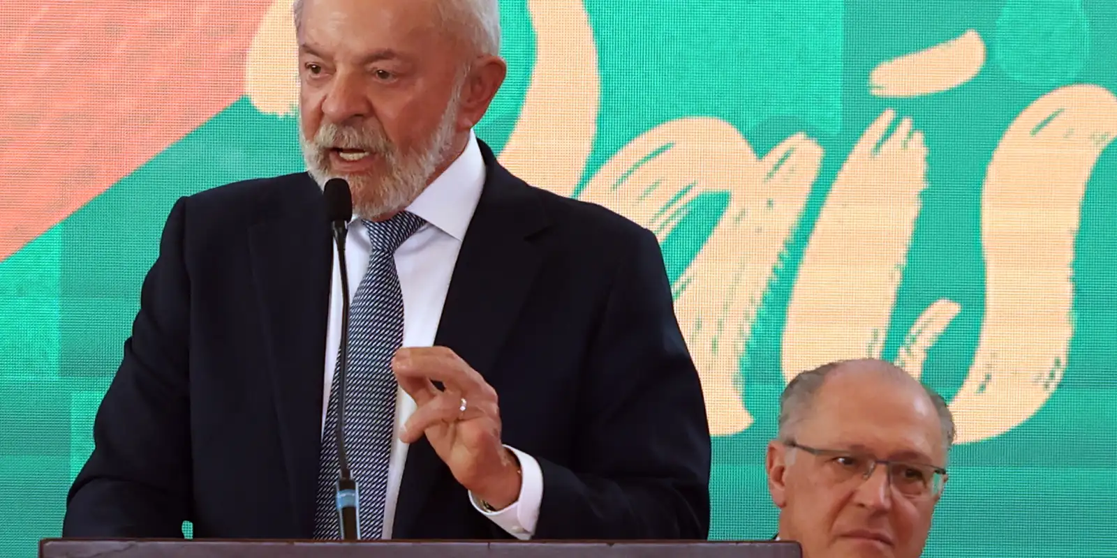 No momento, você está visualizando Governo anuncia R$ 30 bi em crédito para setores afetados por tarifaço